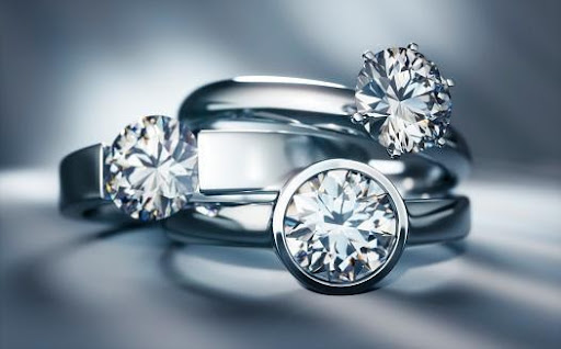 Rings made of lab-grown diamonds